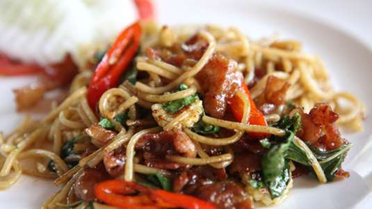 Σπαγγέτι με κοτόπουλο, τζίντζερ, σουσάμι και πράσινα κρεμμυδάκια